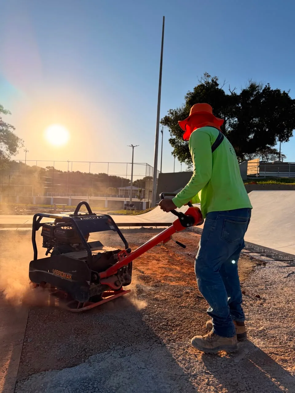 Execução e compactação do terreno durante uma obra da Tangente Skateparks
