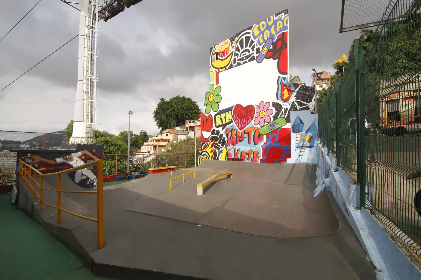 Tangente skate intervention at Casa Amarela in Morro da Providencia